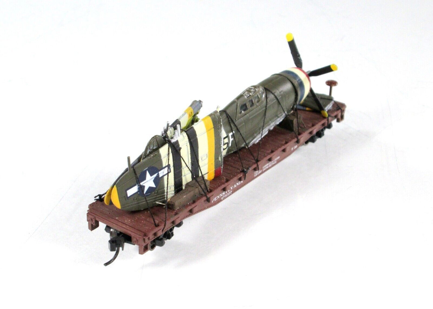 N Scale United States WWII Fighter Plane on Flat Car --Atlas, Knuckle Couplers