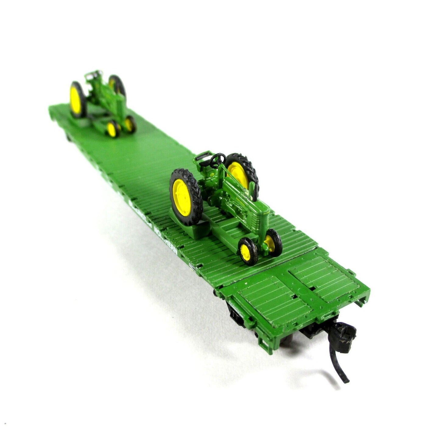 N Scale **JOHN DEERE** Tractors on Flat Car **BURLINGTON** 613227 -Athearn 10433