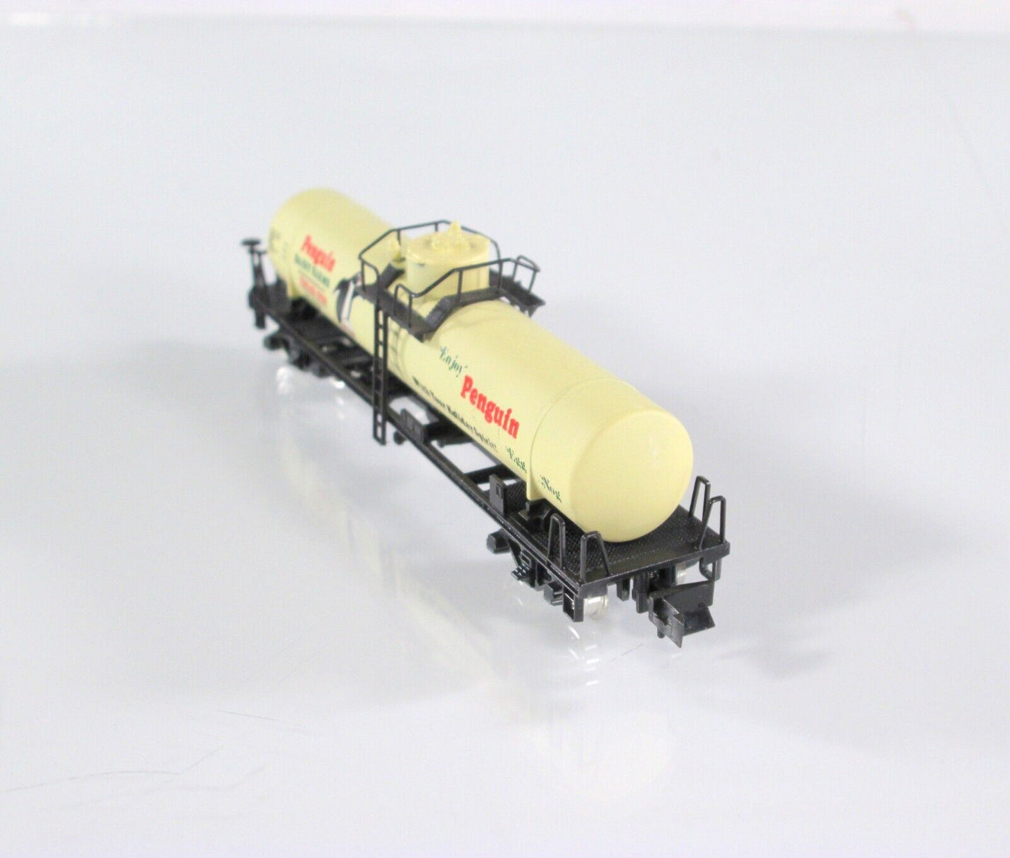 N Scale ***PENGUIN DAIRY FARMS CHRISTMAS*** 1980 Tank Car --Kato 808 3000 **RARE