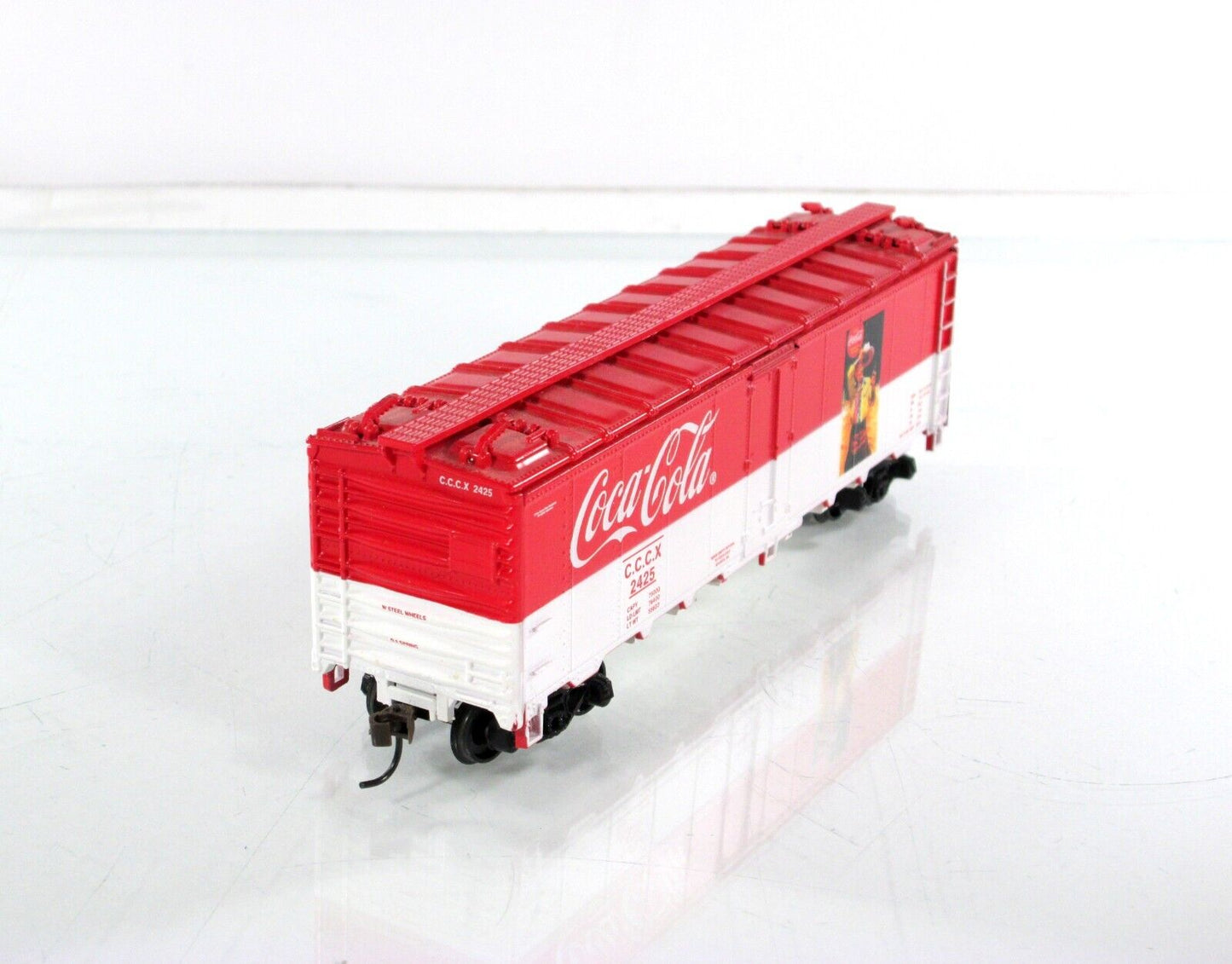 HO Scale ***COCA-COLA*** Bottling 40' Steel Reefer Car, CCCX 2425 - Athearn 8324