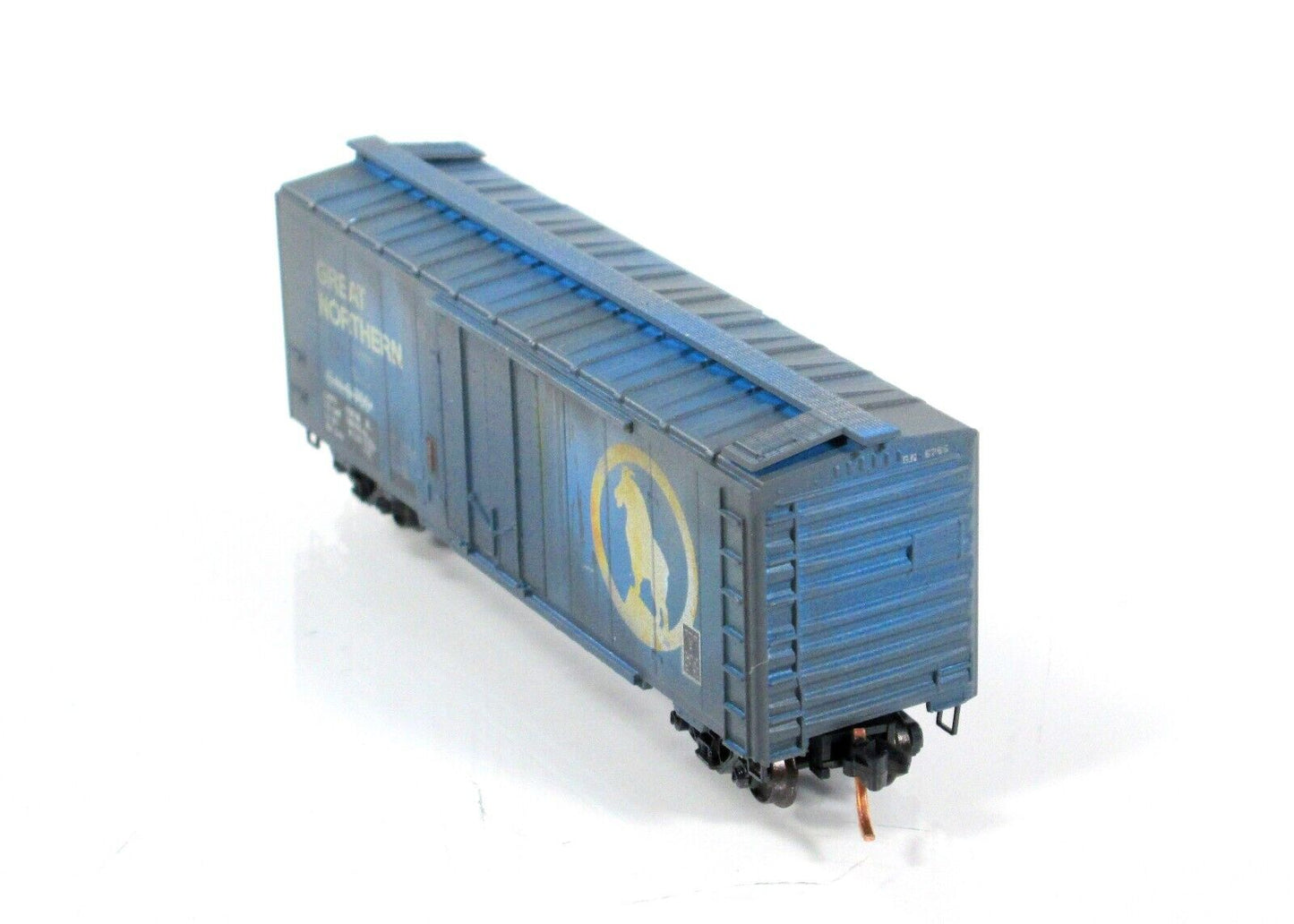N Scale ***GREAT NORTHERN*** Weathered 40' Box Car -- Micro Trains 02144570