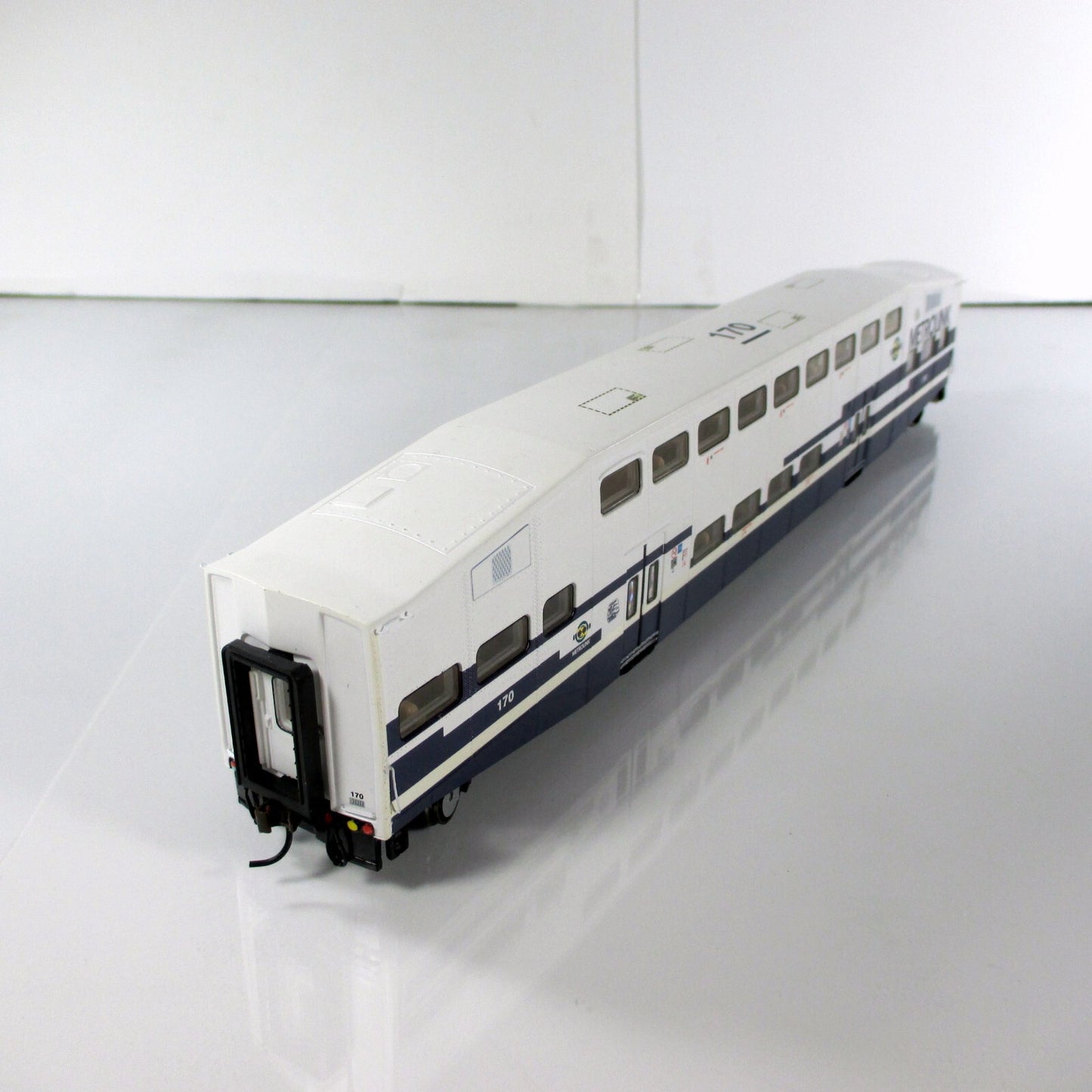 HO Scale ***METROLINK** Bombardier Passenger Commuter Coach #170 --Athearn 25703