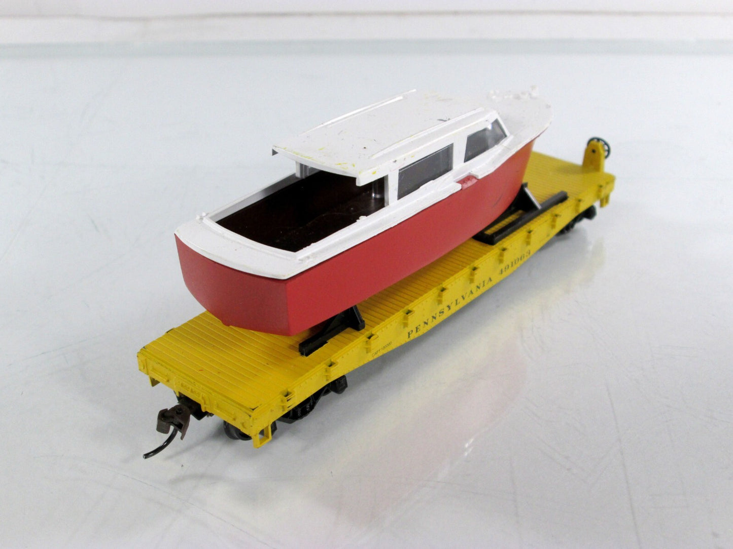HO Scale ***PENNSYLVANIA*** 40' Flat Car w/ Boat Load, PRR 491063 ------ Athearn
