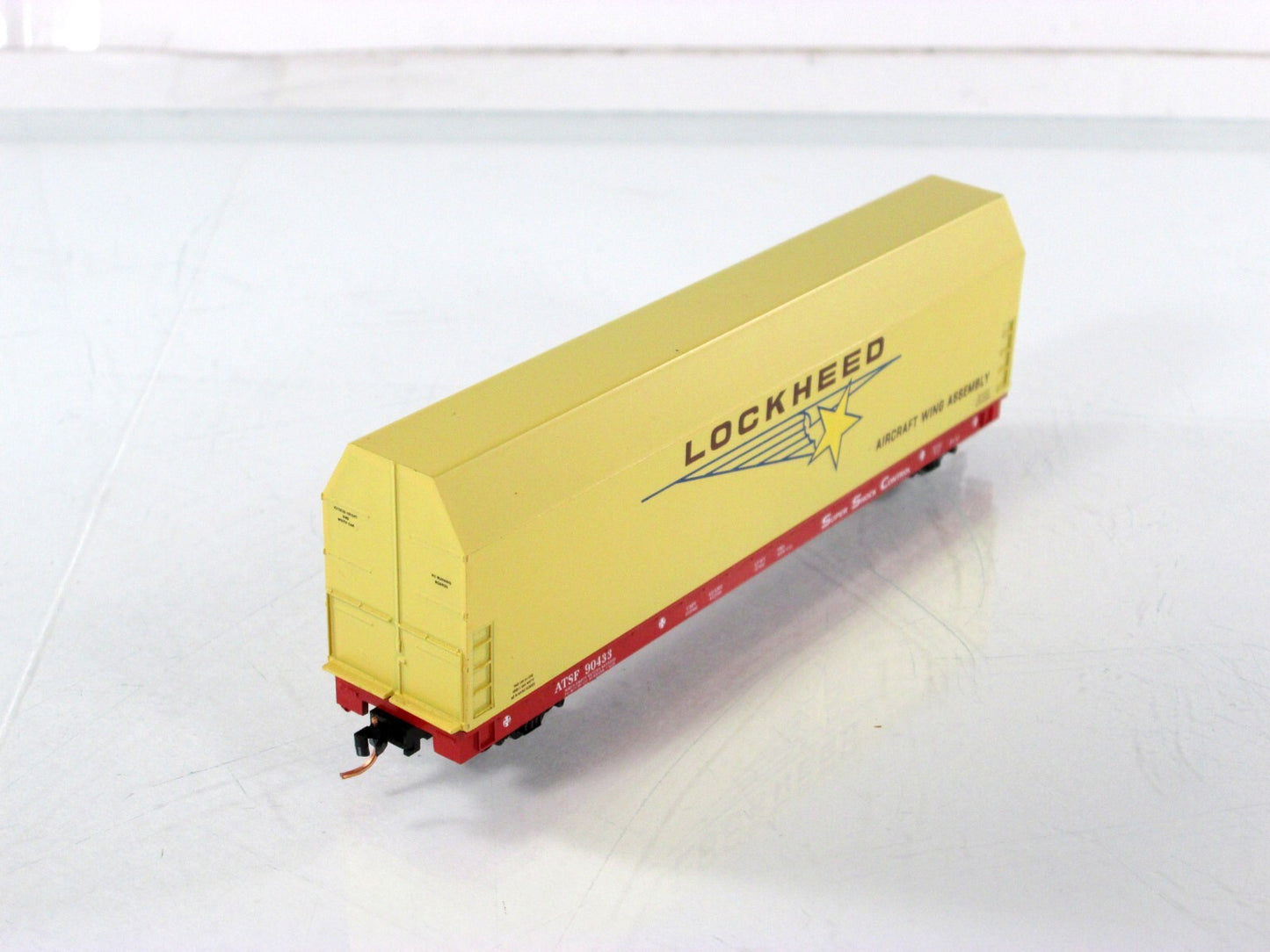 N Scale ***LOCKHEED SKYBOX*** Aircraft on Flat Car, ATSF 90433 - LBF, MTL Cplrs