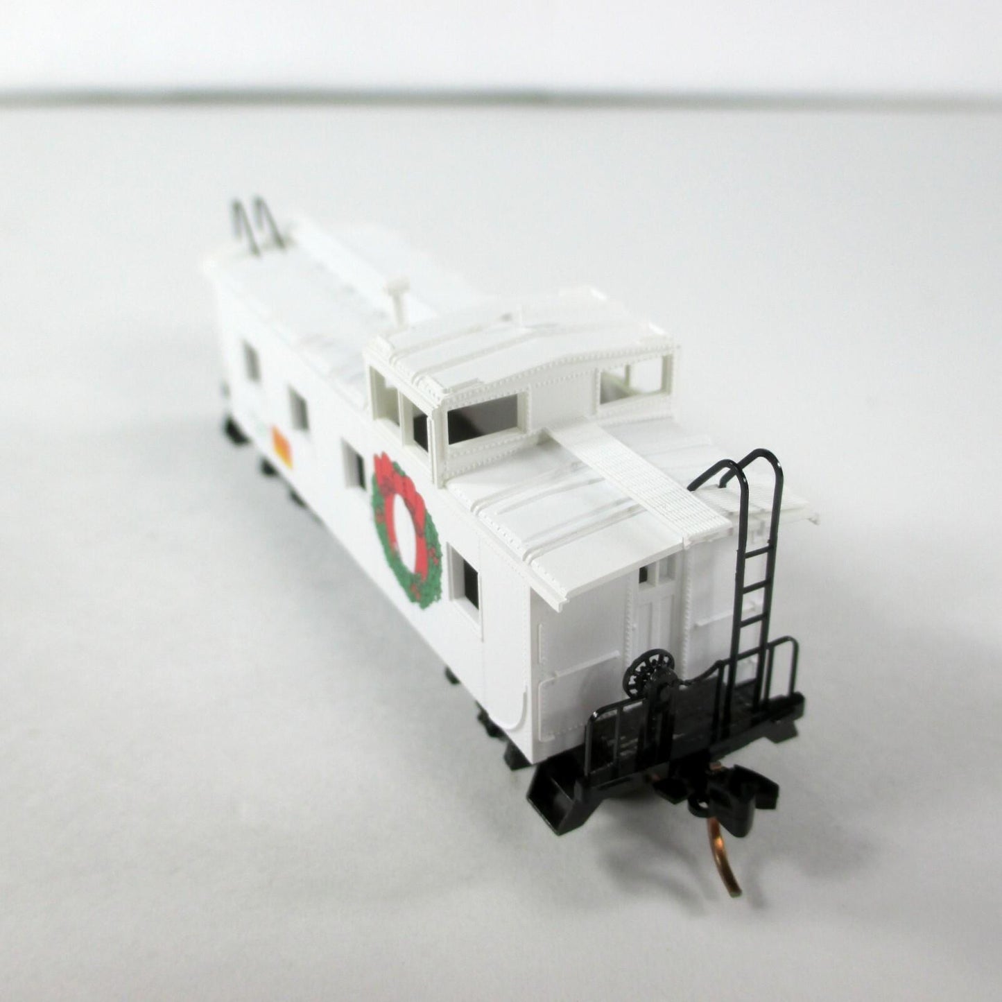 N Scale ***CHRISTMAS*** Holiday Wreath Caboose - MTL 2000 -- Micro Trains 100090