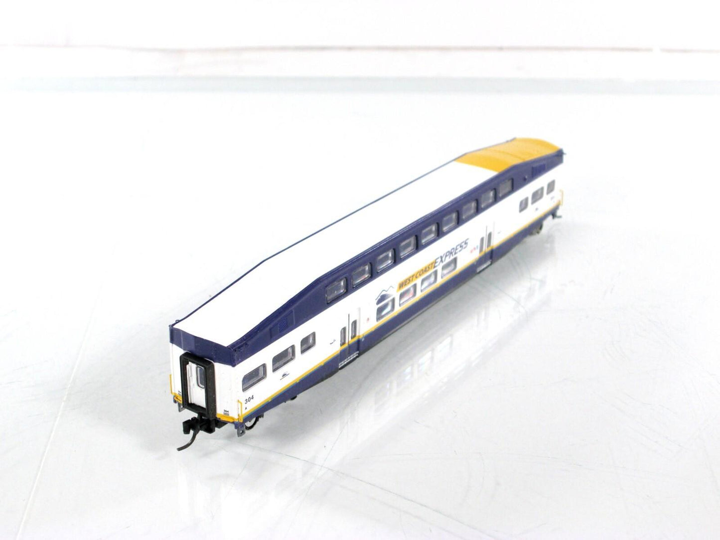 N Scale ***WEST COAST EXPRESS*** Bombardier Coach Car #304 ------- Athearn 10164