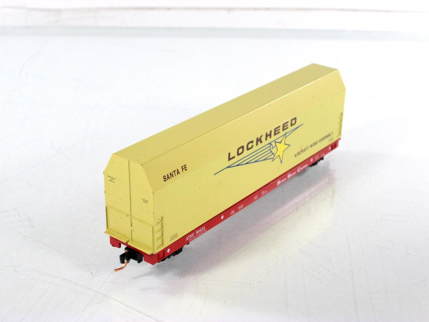 N Scale ***LOCKHEED SKYBOX*** Aircraft on Flat Car, ATSF 90431 - LBF, MTL Cplrs