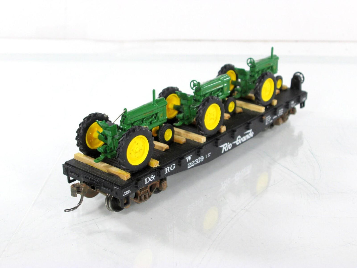 HO Scale ***RIO GRANDE*** 40' Flat Car #22319, w/ JOHN DEERE Tractors -- Athearn