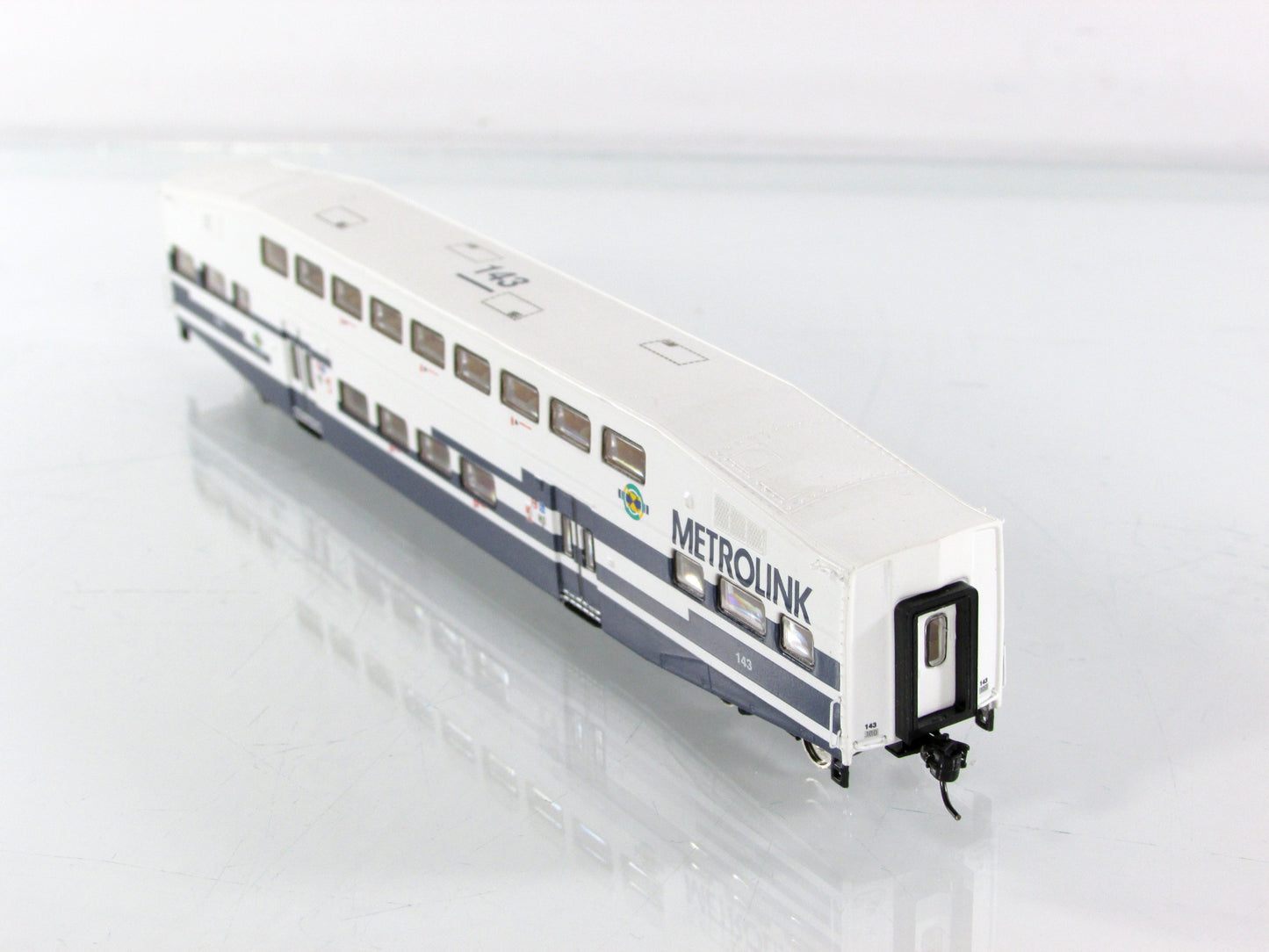 N Scale ***METROLINK*** Bi-Level Bombardier Coach #143 - Athearn 26013 **RARE