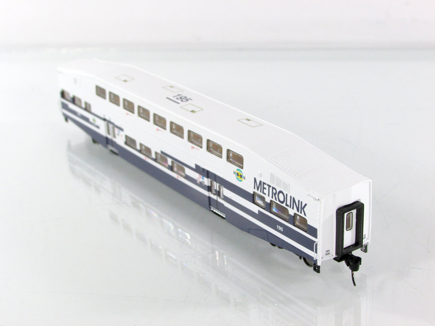 N Scale ***METROLINK*** Bi-Level Bombardier Coach #195 - Athearn 10178 **RARE
