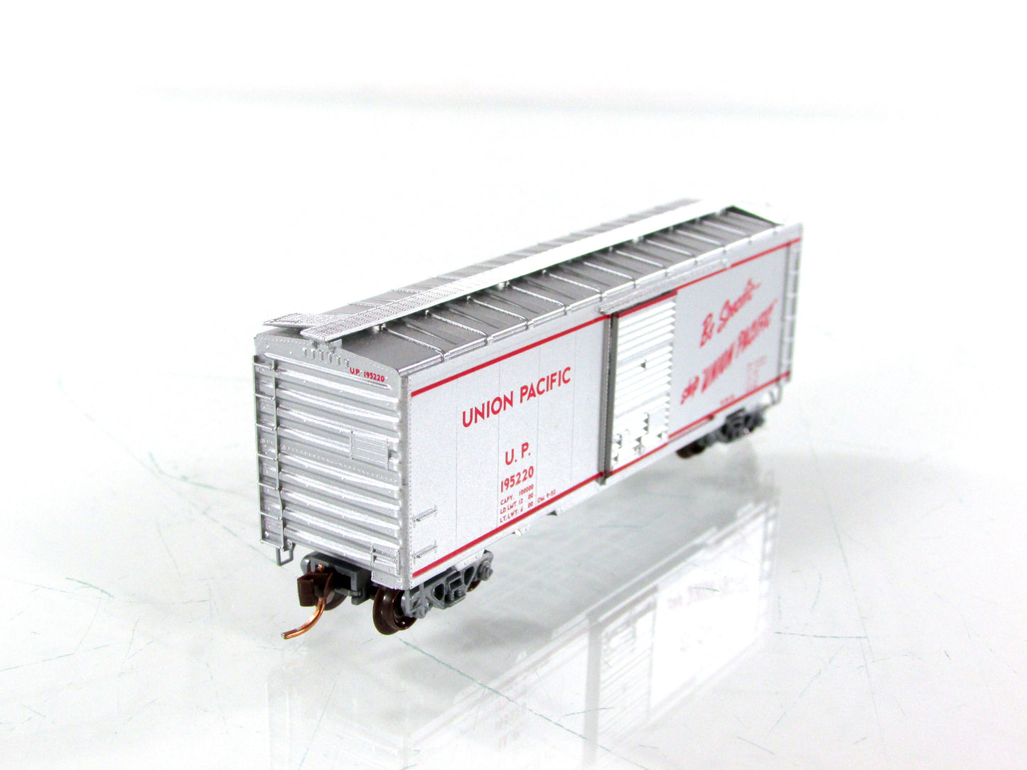 N Scale ***UNION PACIFIC*** IMPACT DEMO Box Car #195220 - Micro Trains 02000157