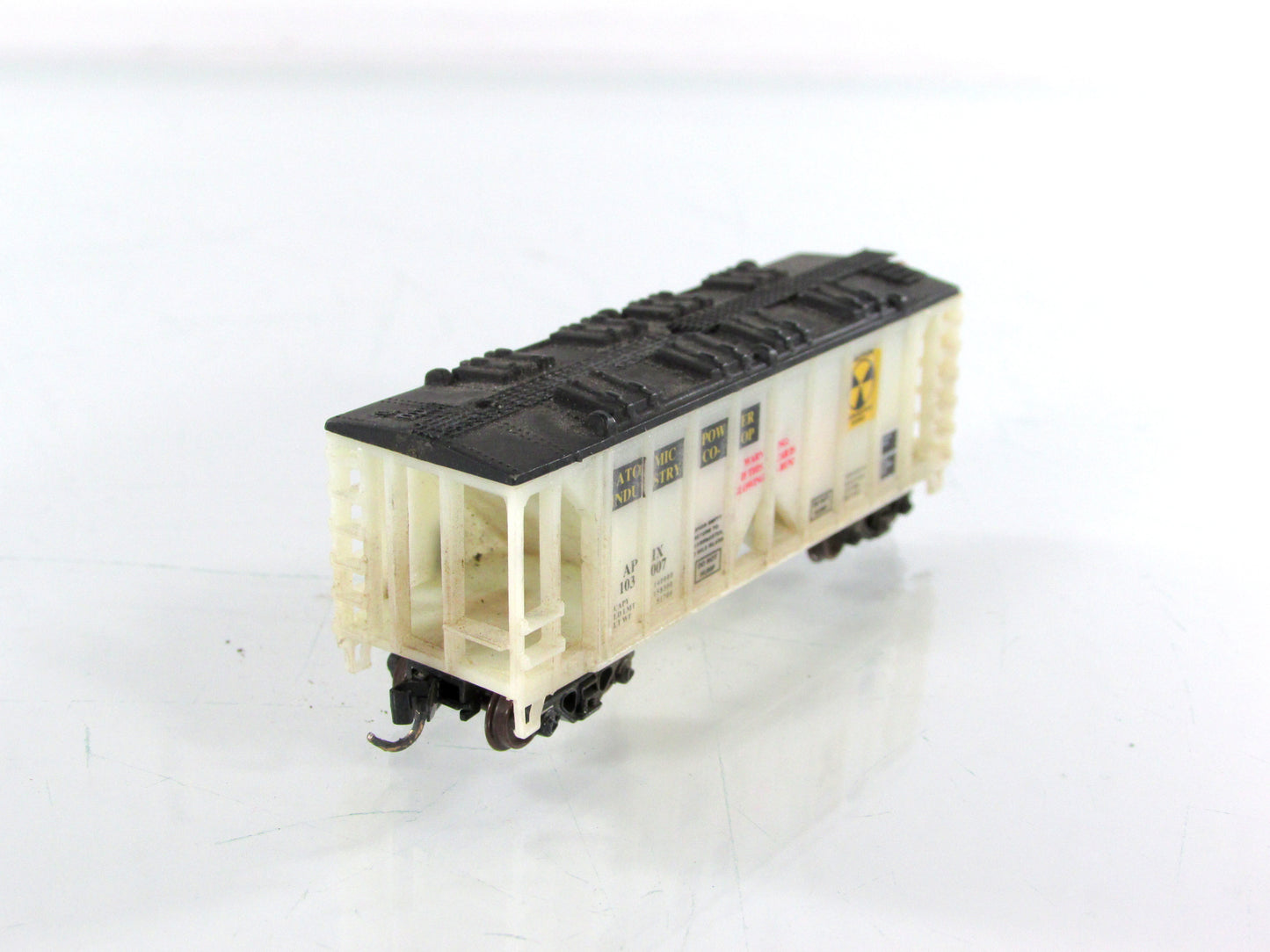 N Scale ***ATOMIC POWER, GLOW-In-The-DARK** Hopper - DELUXE 72402, MTL Couplers