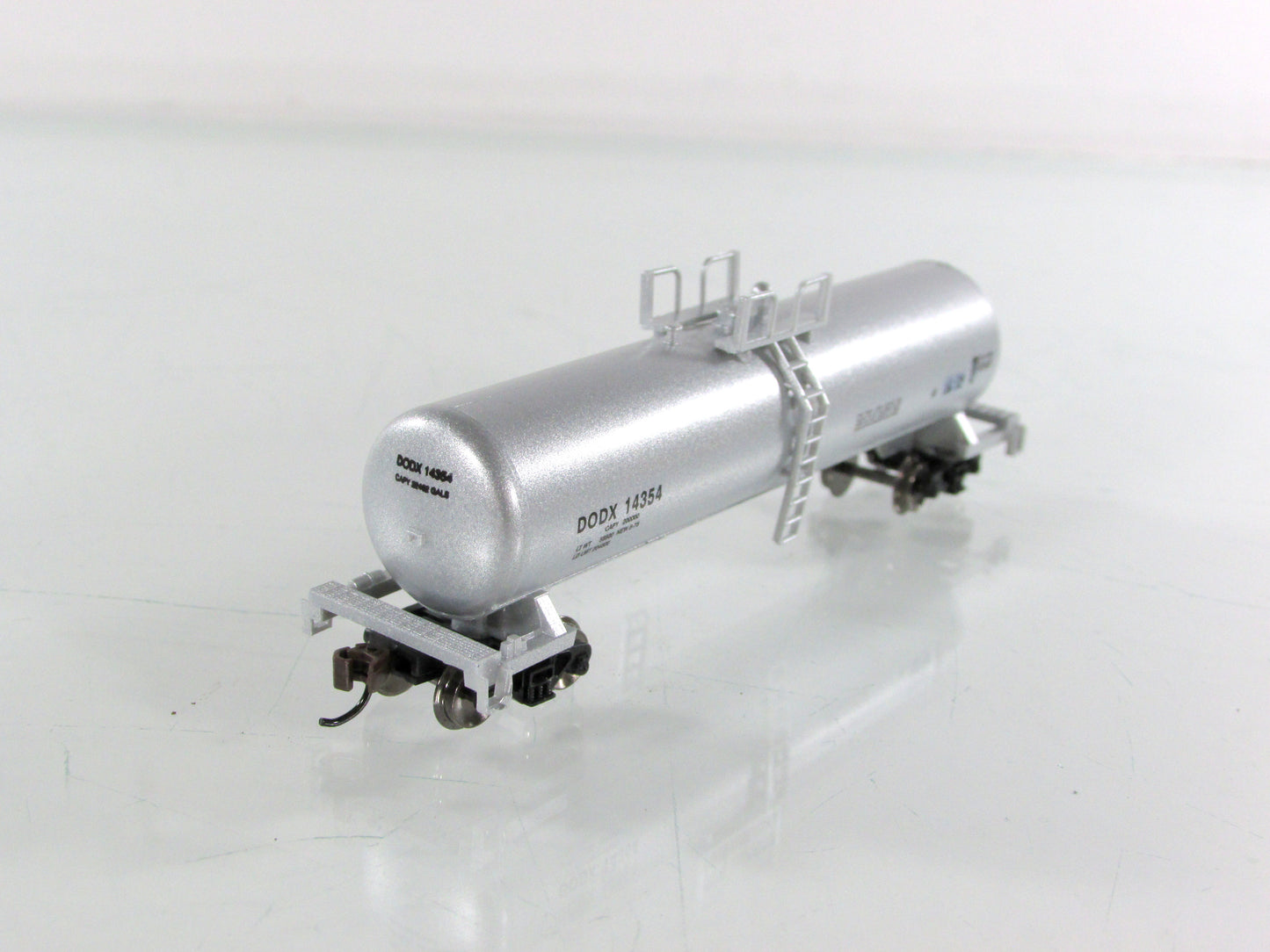N Scale **US DEPARTMENT of DEFENSE** 50' Tank Car, DODX 14354 - Roundhouse 8896