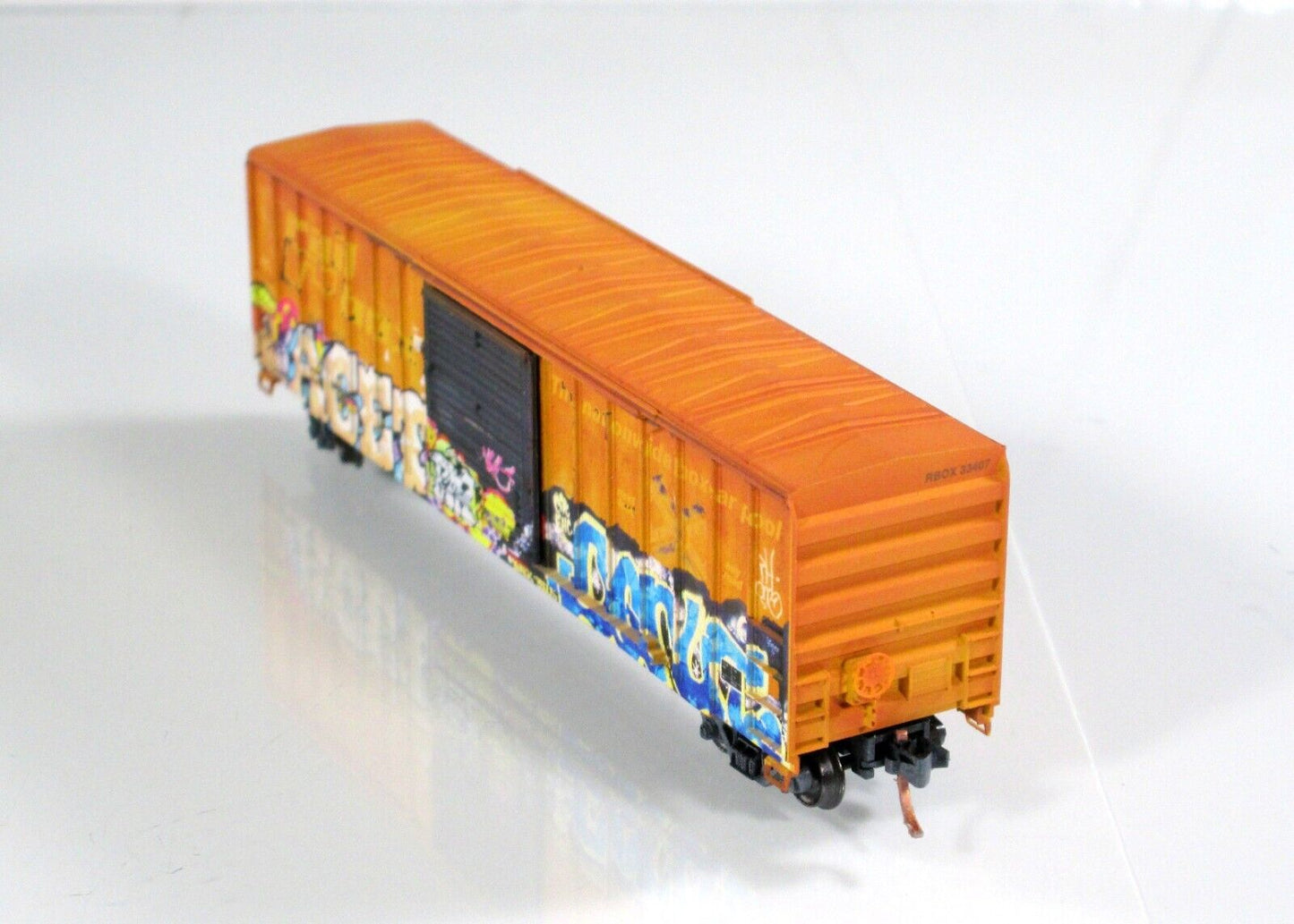 N Scale **RAILBOX GRAFFITI** Box Car #33407 - Micro Trains NSE MTL 17-90 *RARE*