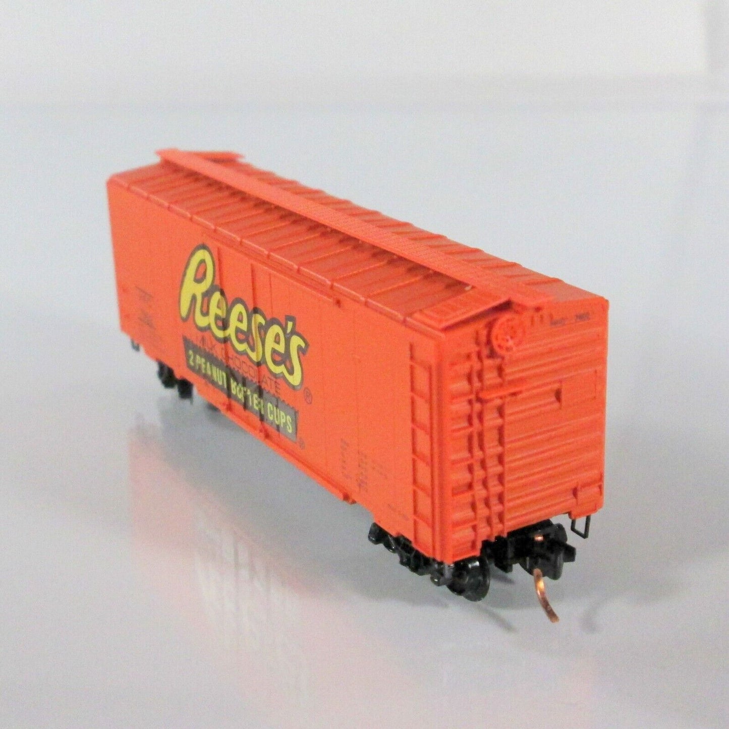 N Scale Hershey's REESE'S Peanut Butter Cups 40' Box Car ---  Micro Trains 21300