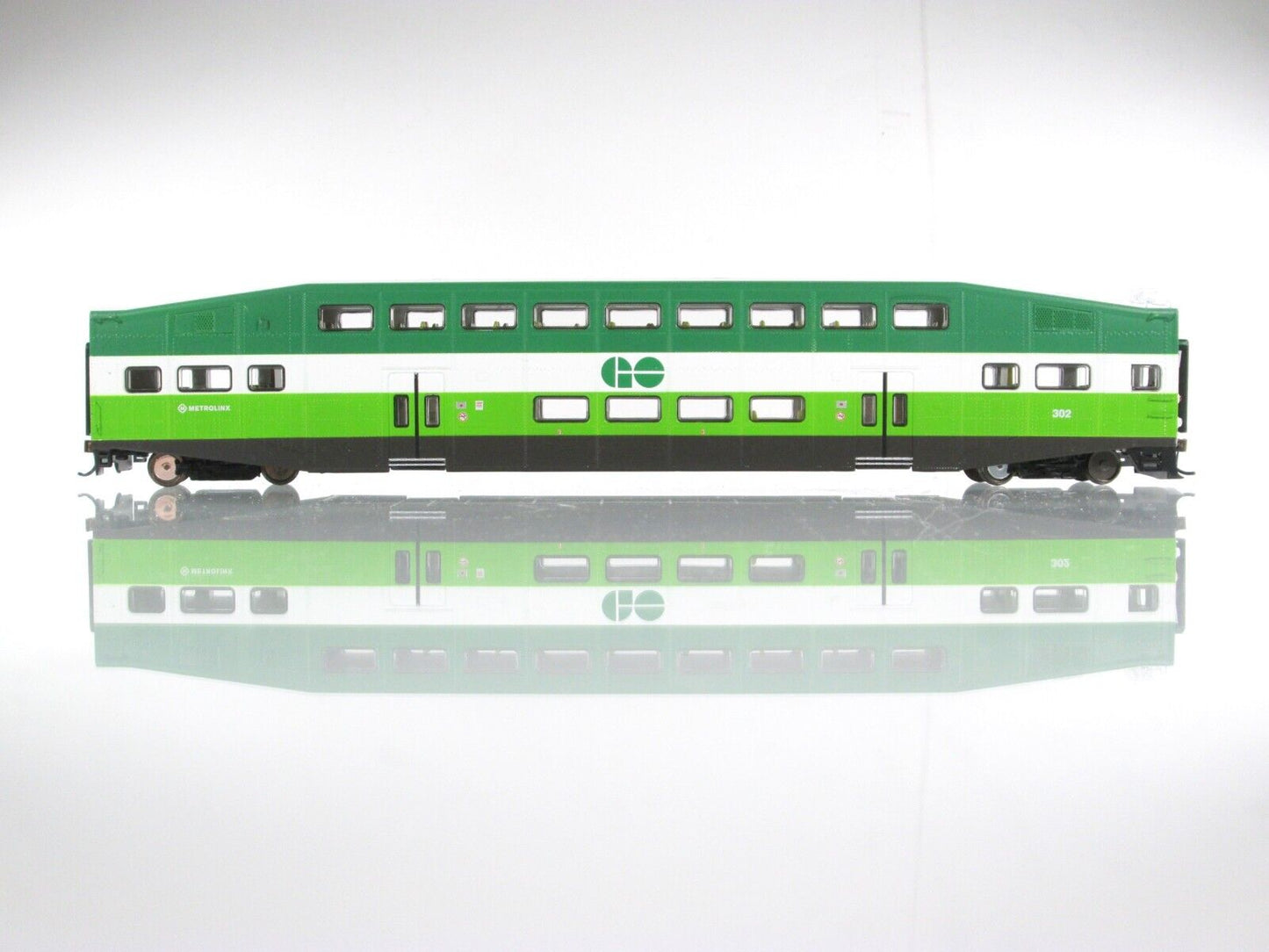 HO Scale GO TRANSIT BOMBARDIER Bi-Level Passenger Control Car #302 Athearn 25958