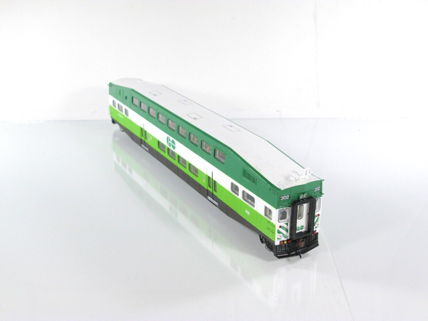 HO Scale GO TRANSIT BOMBARDIER Bi-Level Passenger Control Car #302 Athearn 25958
