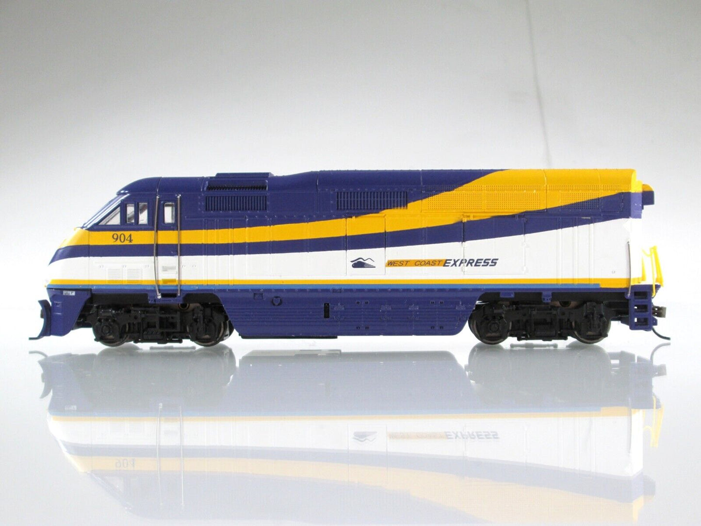 HO Scale WEST COAST EXPRESS F59PHI Bombardier Locomotive, WCE 904 - Athearn 2615