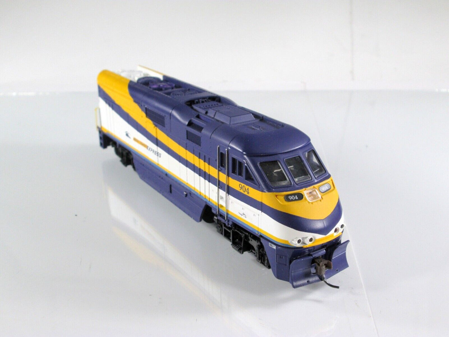 HO Scale WEST COAST EXPRESS F59PHI Bombardier Locomotive, WCE 904 - Athearn 2615