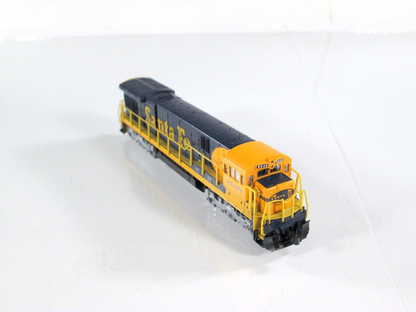N Scale SANTA FE C30-7 Diesel Locomotive - AT&SF 8040 - Kato 106-0943 *DCC Ready