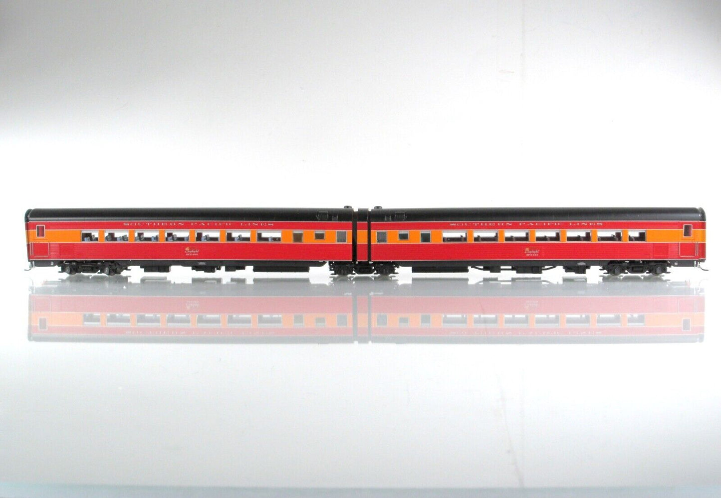 HO Scale *SP MORNING DAYLIGHT* 1941 Articulated Chair Car - BROADWAY LIMITED 698