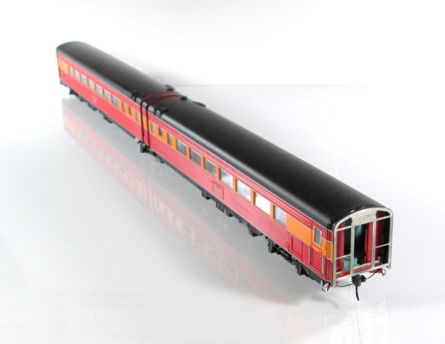 HO Scale *SP MORNING DAYLIGHT* 1941 Articulated Chair Car - BROADWAY LIMITED 698