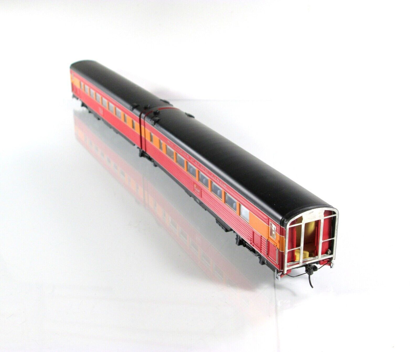 HO Scale *SP MORNING DAYLIGHT* 1941 Articulated Chair Car - BROADWAY LIMITED 698