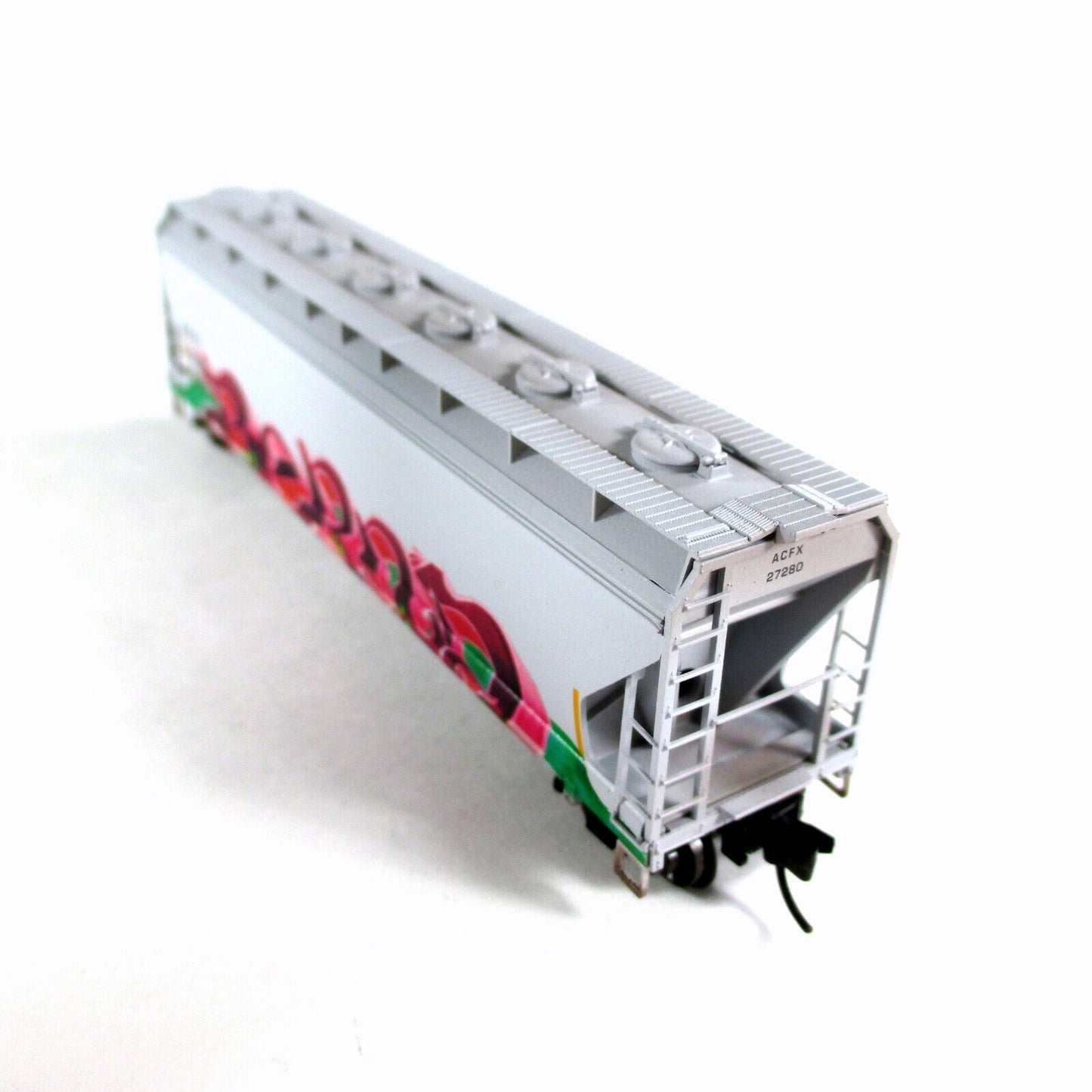 N Scale ***SEASON'S GREETINGS*** XMAS Graffiti Hopper ---- Micro Trains 09344150
