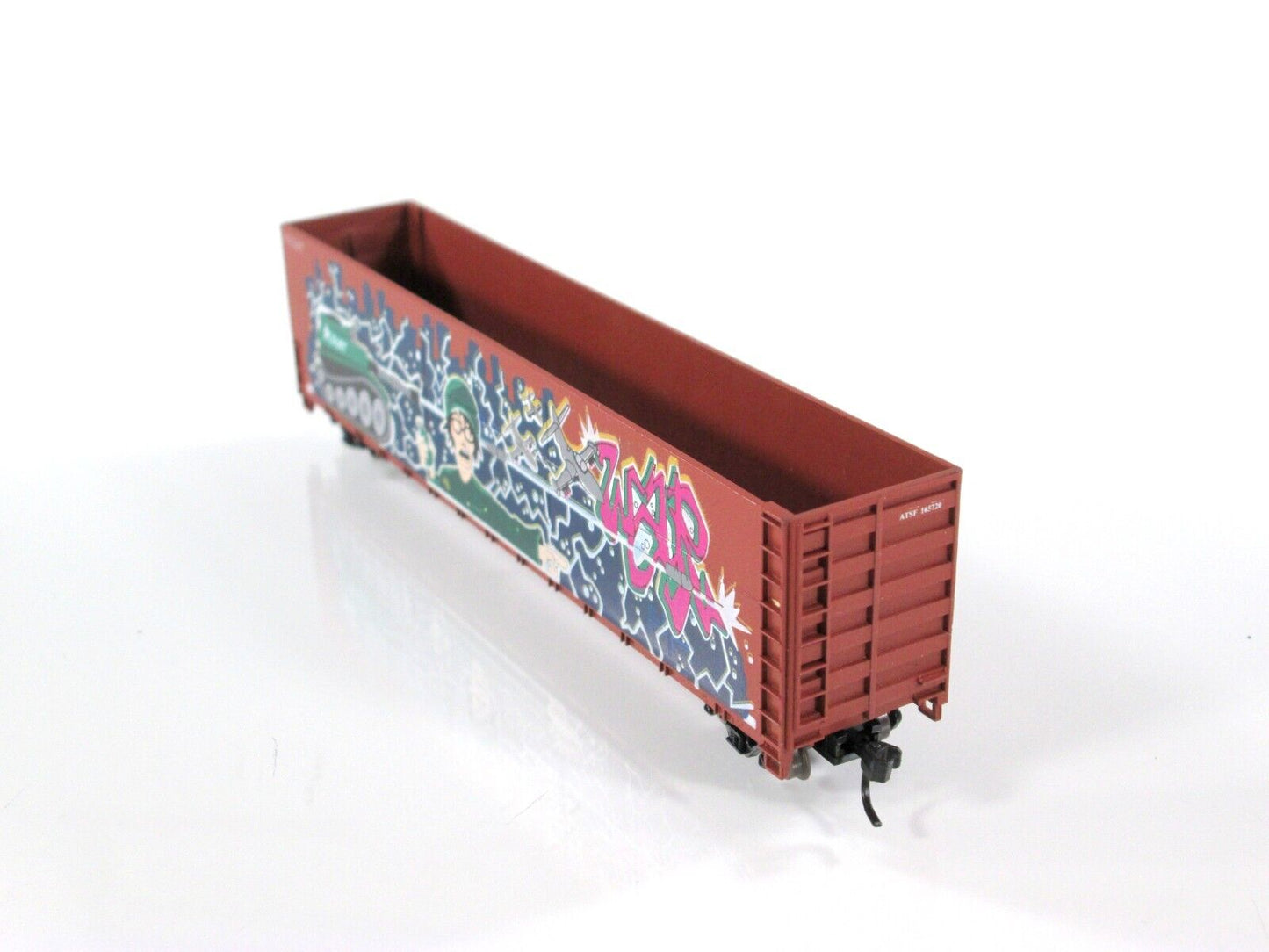 N Scale SANTA FE **WAR Of The WORLDS** Graffiti Wood Chip Gondola -Deluxe 170803