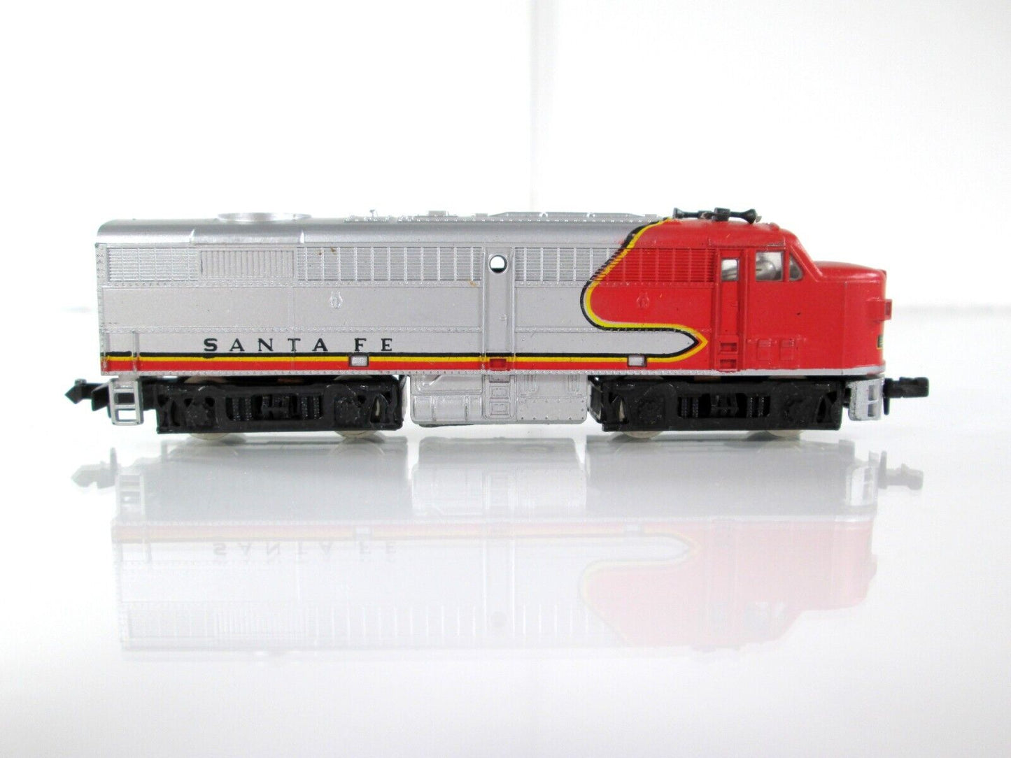 N Scale SANTA FE **Warbonnet** FA-1 Diesel Locomotive -Life-Like 7785, Runs Well