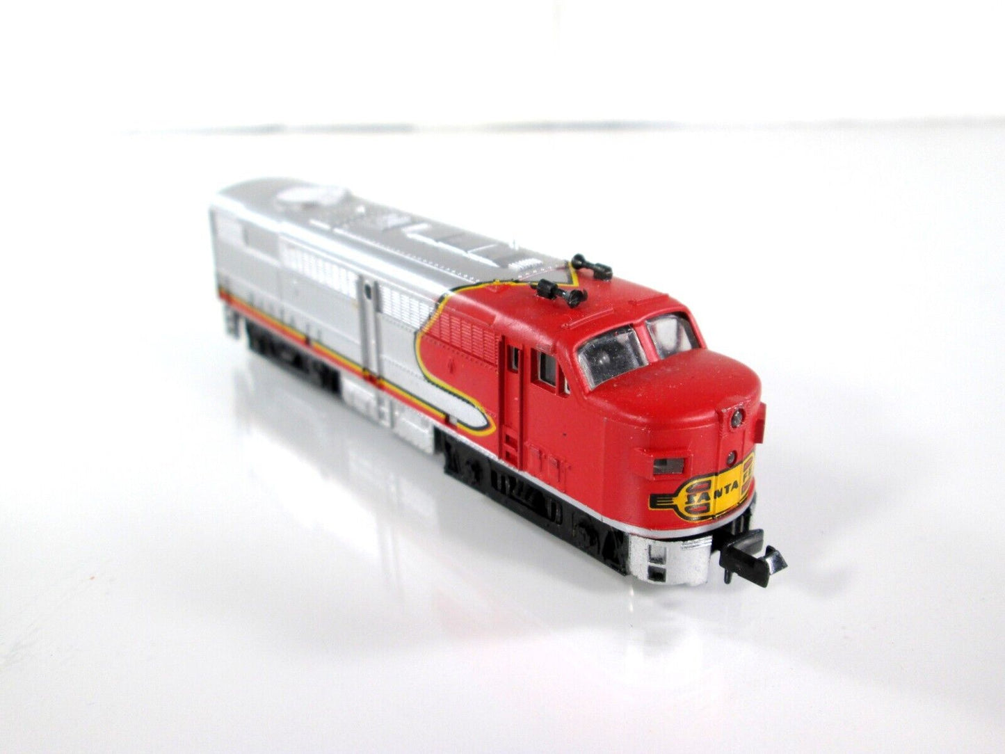 N Scale SANTA FE **Warbonnet** FA-1 Diesel Locomotive -Life-Like 7785, Runs Well