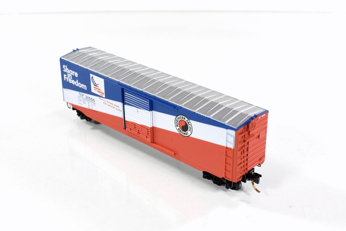 N Scale *SHARE IN FREEDOM* Northern Pacific Box Car, #31555 --Micro Trains 77010