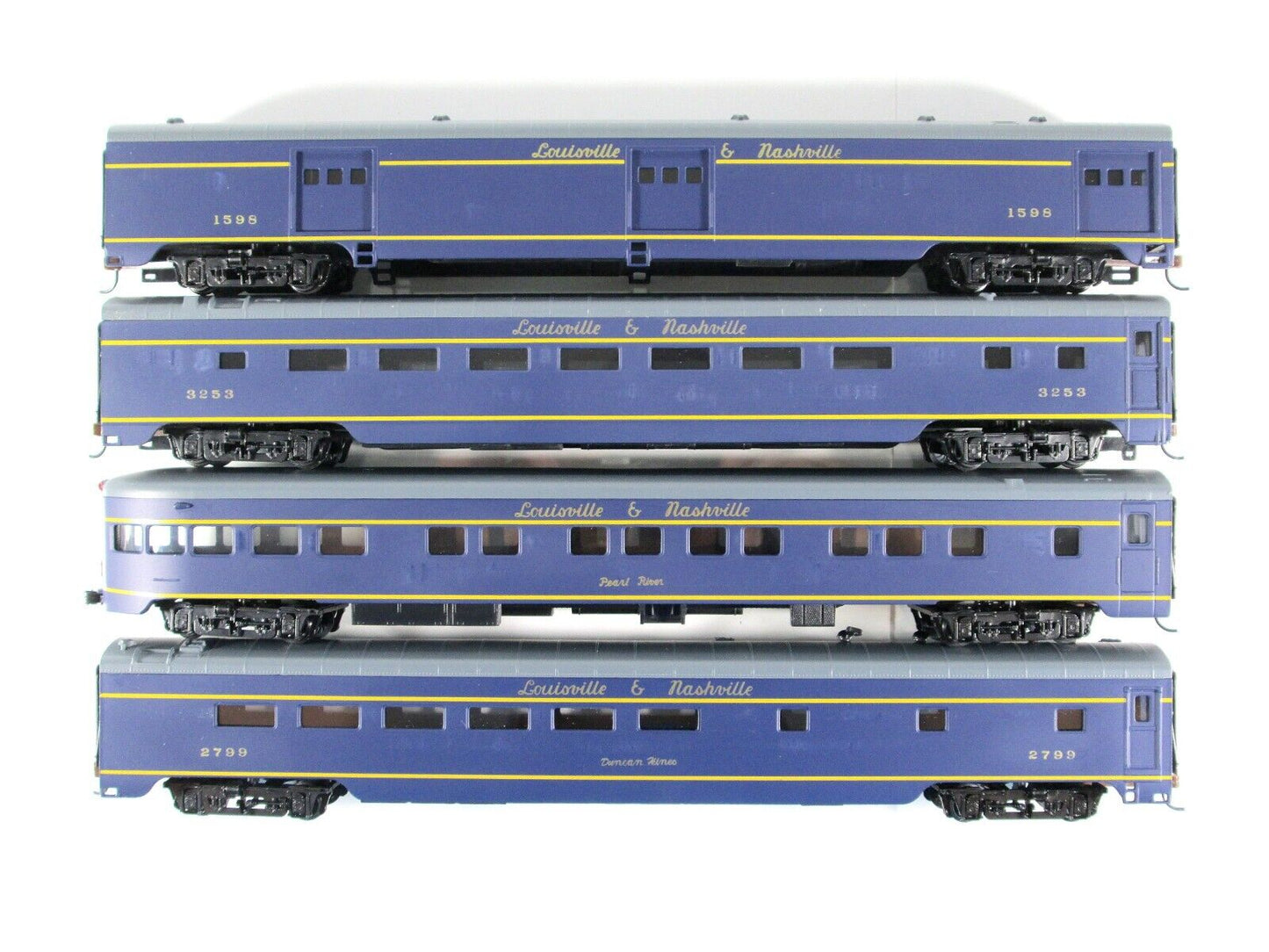 HO Scale LOUISVILLE NASHVILLE Passenger 8-Car Set - IHC 48138 **Knuckle Couplers