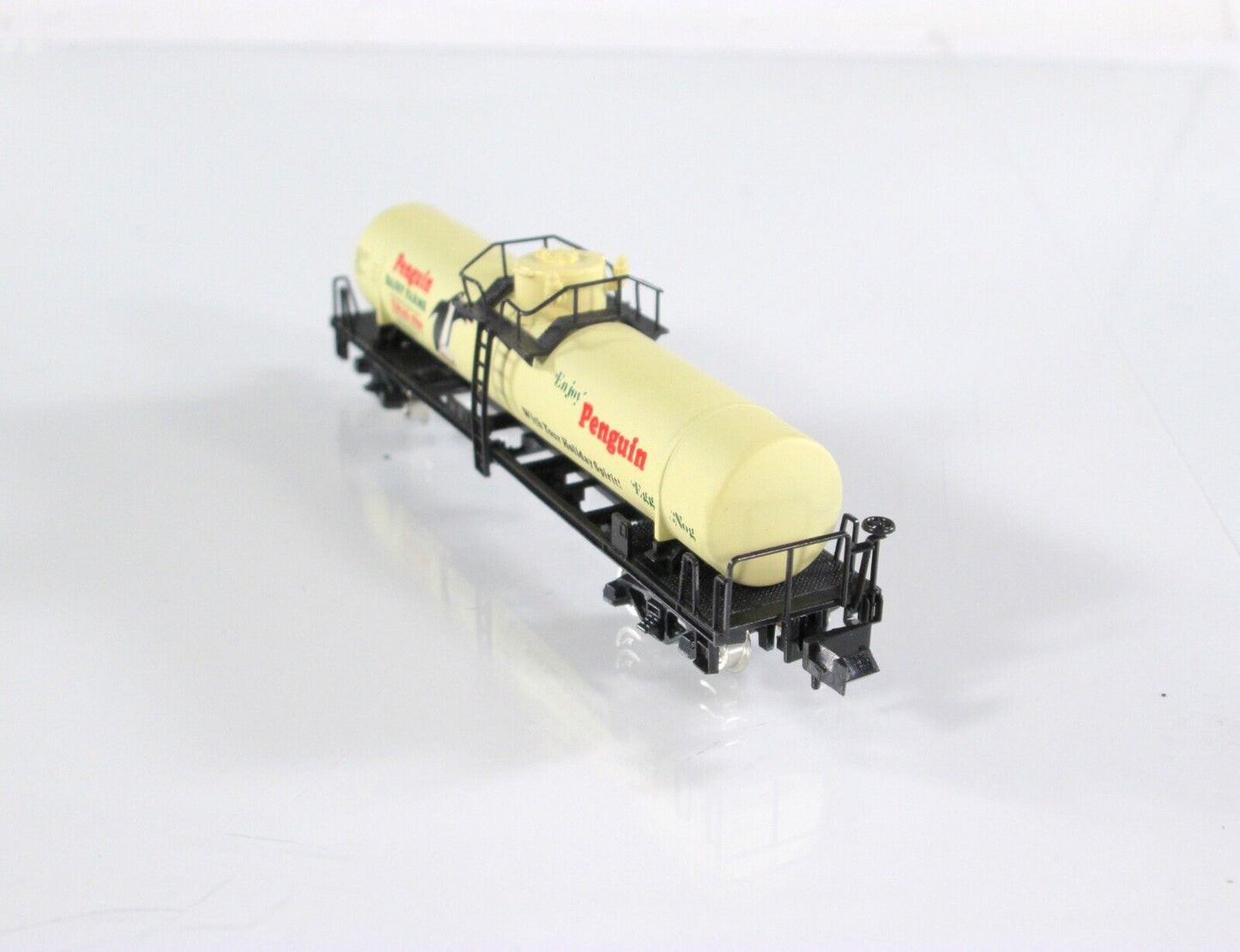N Scale **PENGUIN DAIRY FARMS CHRISTMAS** 1980 Tank Car - Kato 808 3000 **RARE**