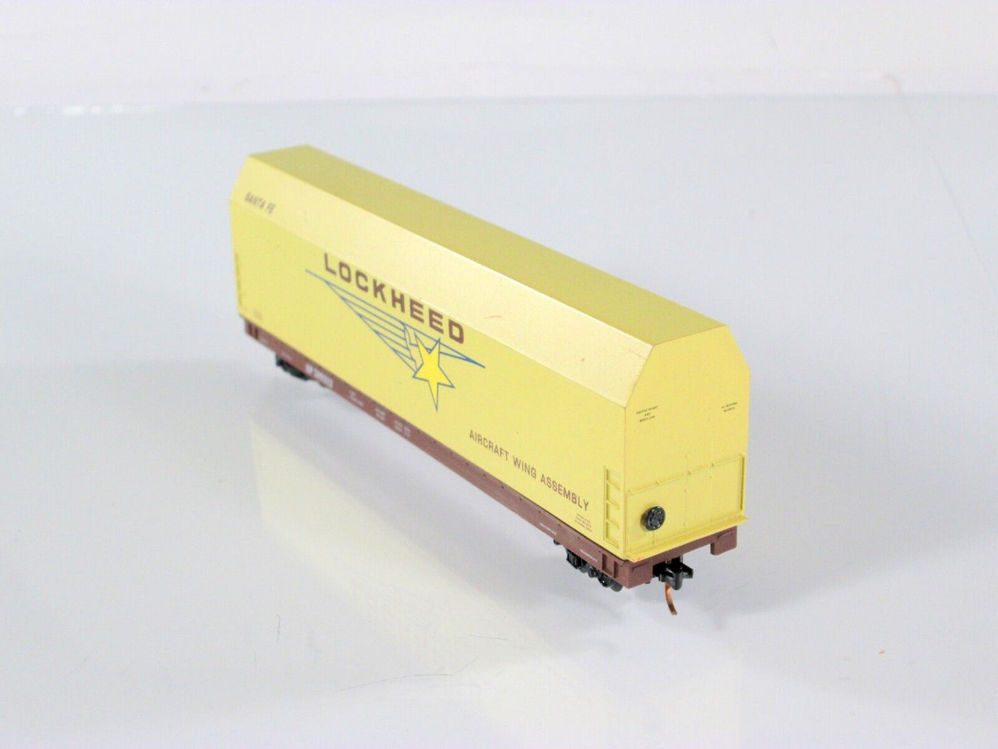 N Scale LOCKHEED Santa Fe Aircraft Assembly Skybox on Flat Car - SP 599312 - LBF