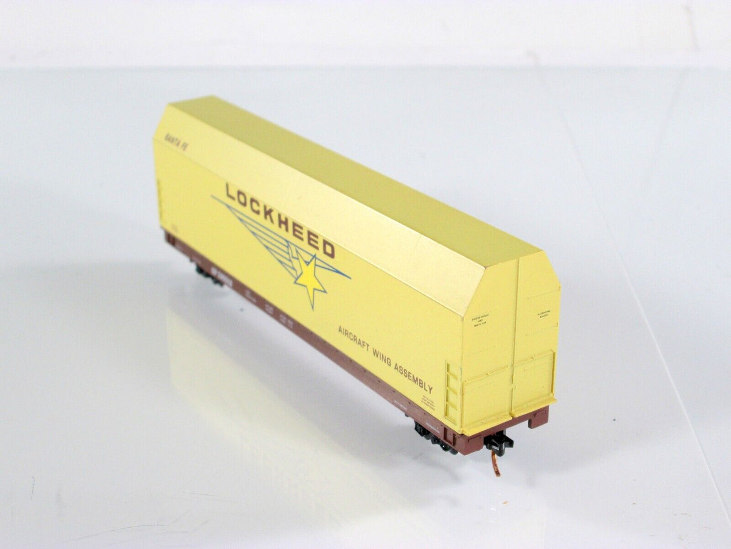 N Scale LOCKHEED Santa Fe Aircraft Assembly Skybox on Flat Car - SP 599312 - LBF