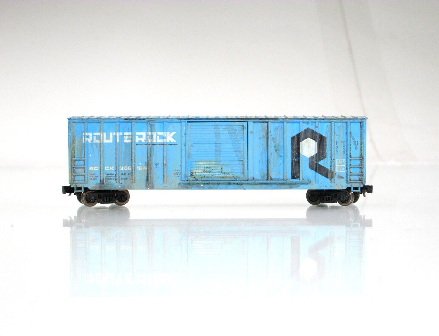 N Scale **ROUTE ROCK (ISLAND)** 50' Weathered Box Car #302124 - Roundhouse 83100