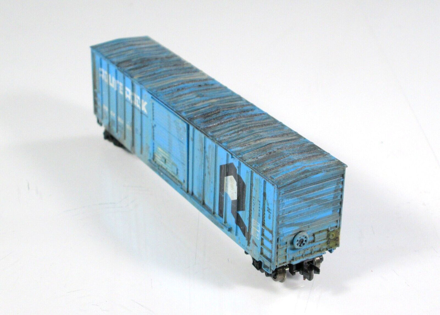 N Scale **ROUTE ROCK (ISLAND)** 50' Weathered Box Car #302124 - Roundhouse 83100