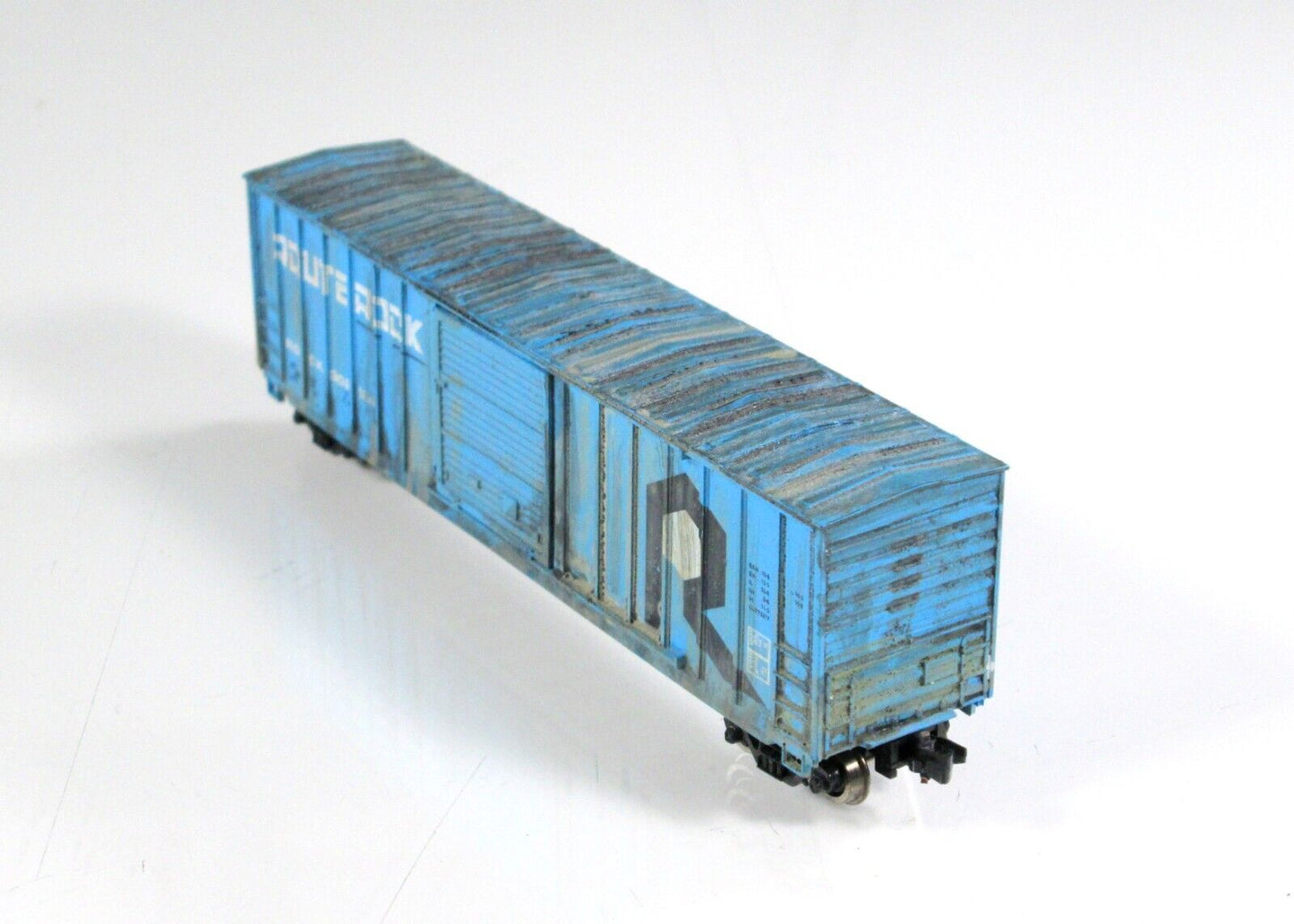 N Scale **ROUTE ROCK (ISLAND)** 50' Weathered Box Car #302124 - Roundhouse 83100