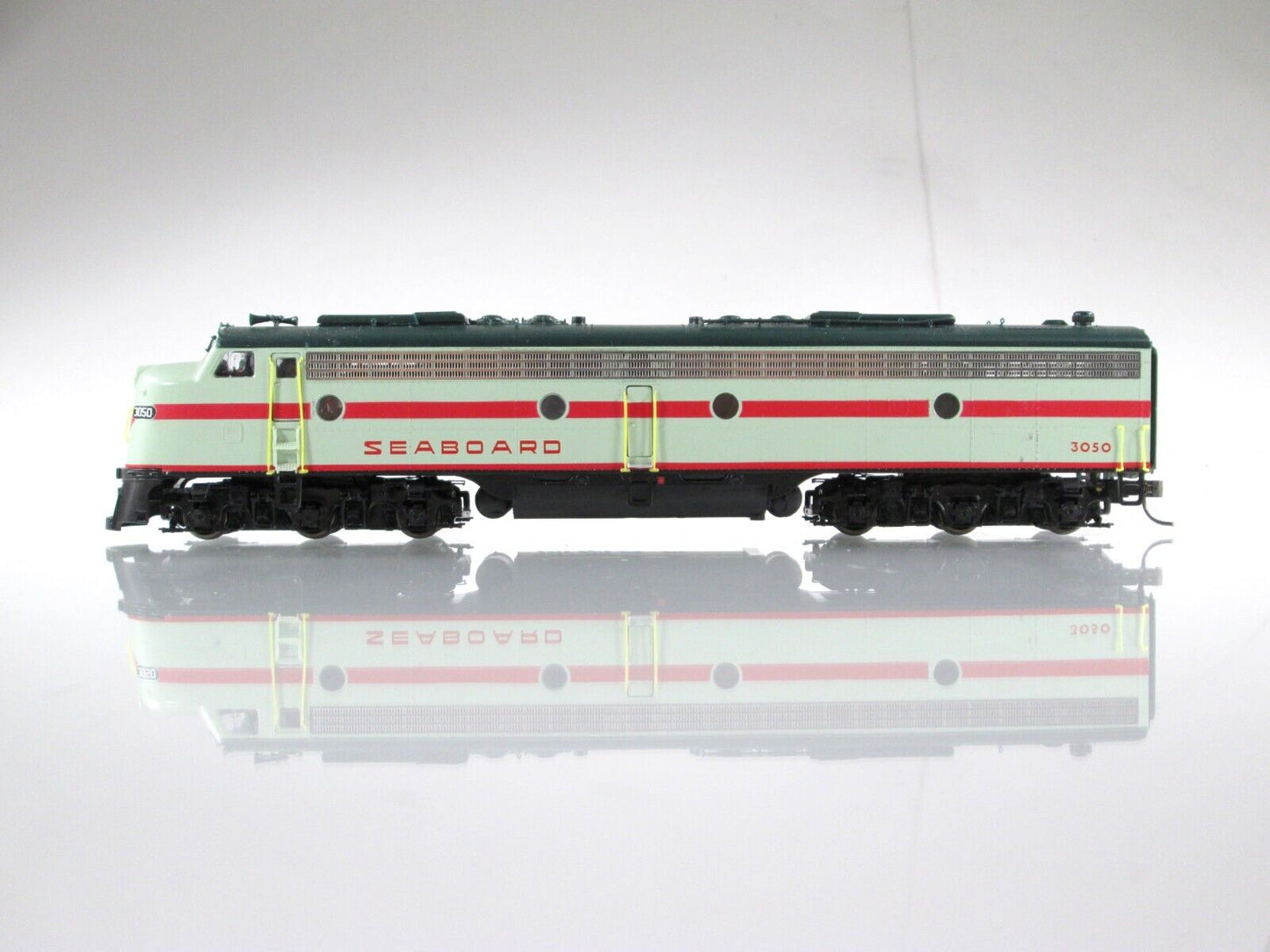 HO Scale SEABOARD SYSTEM E8/9 Diesel Locomotive, SBD 3050 -- PROTO 2000 -- 21009
