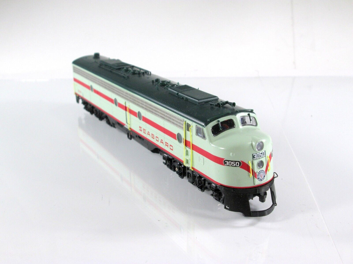 HO Scale SEABOARD SYSTEM E8/9 Diesel Locomotive, SBD 3050 -- PROTO 2000 -- 21009