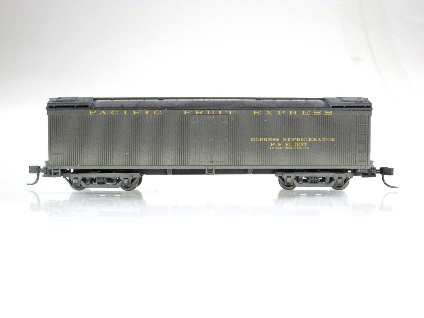 N Scale ***PACIFIC FRUIT EXPRESS*** Factory Weathered Reefer #557 -Athearn 17184