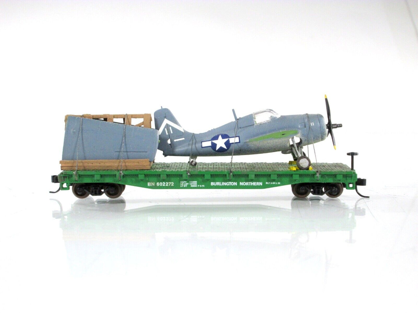 N Scale United States WWII Fighter Plane on Flat Car - Atlas, Knuckle Couplers