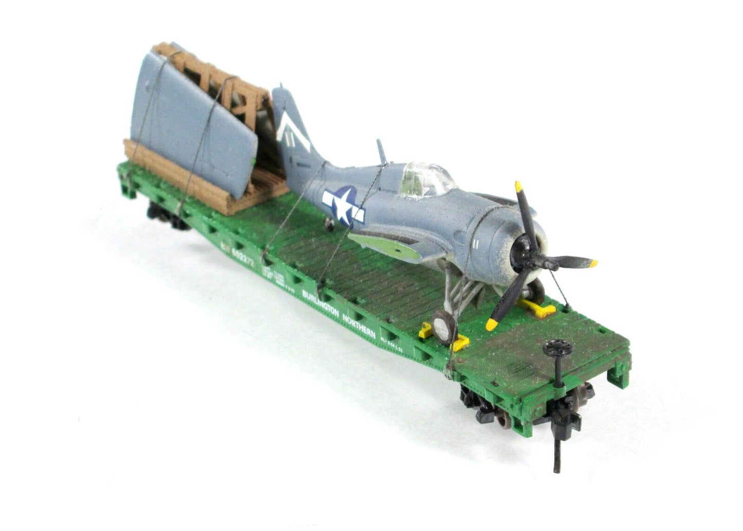 N Scale United States WWII Fighter Plane on Flat Car - Atlas, Knuckle Couplers
