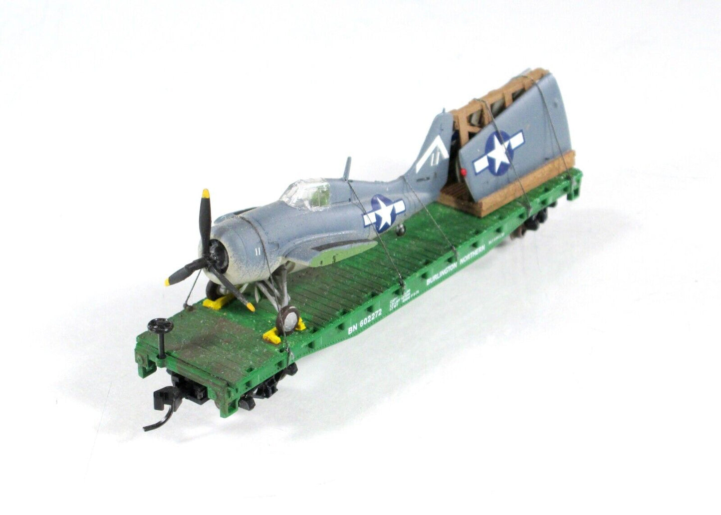 N Scale United States WWII Fighter Plane on Flat Car - Atlas, Knuckle Couplers