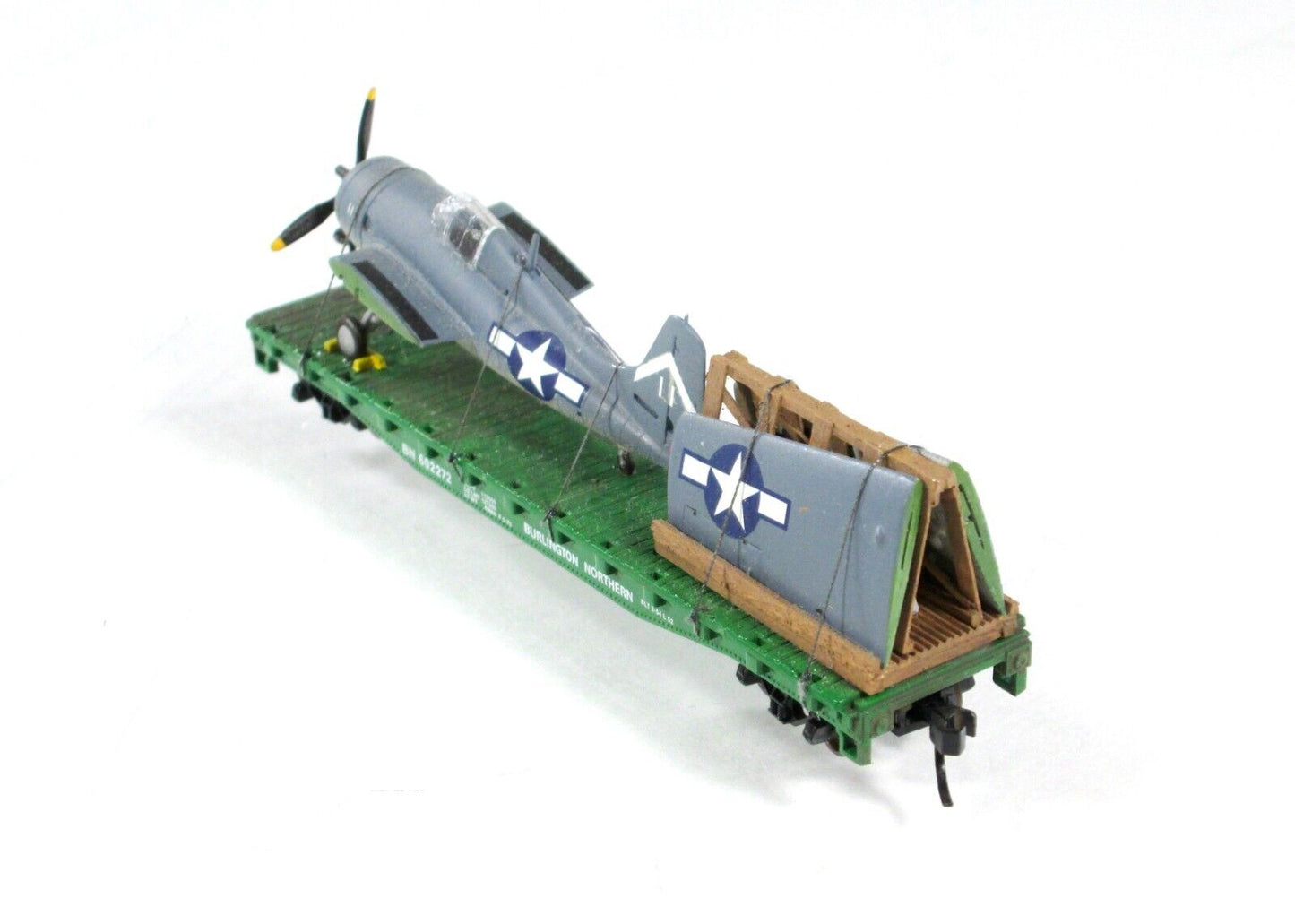 N Scale United States WWII Fighter Plane on Flat Car - Atlas, Knuckle Couplers