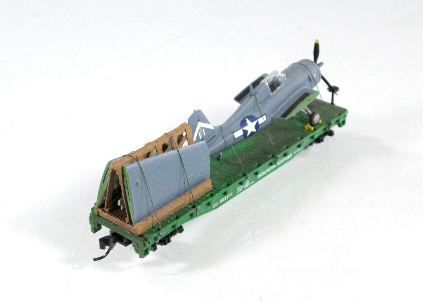 N Scale United States WWII Fighter Plane on Flat Car - Atlas, Knuckle Couplers