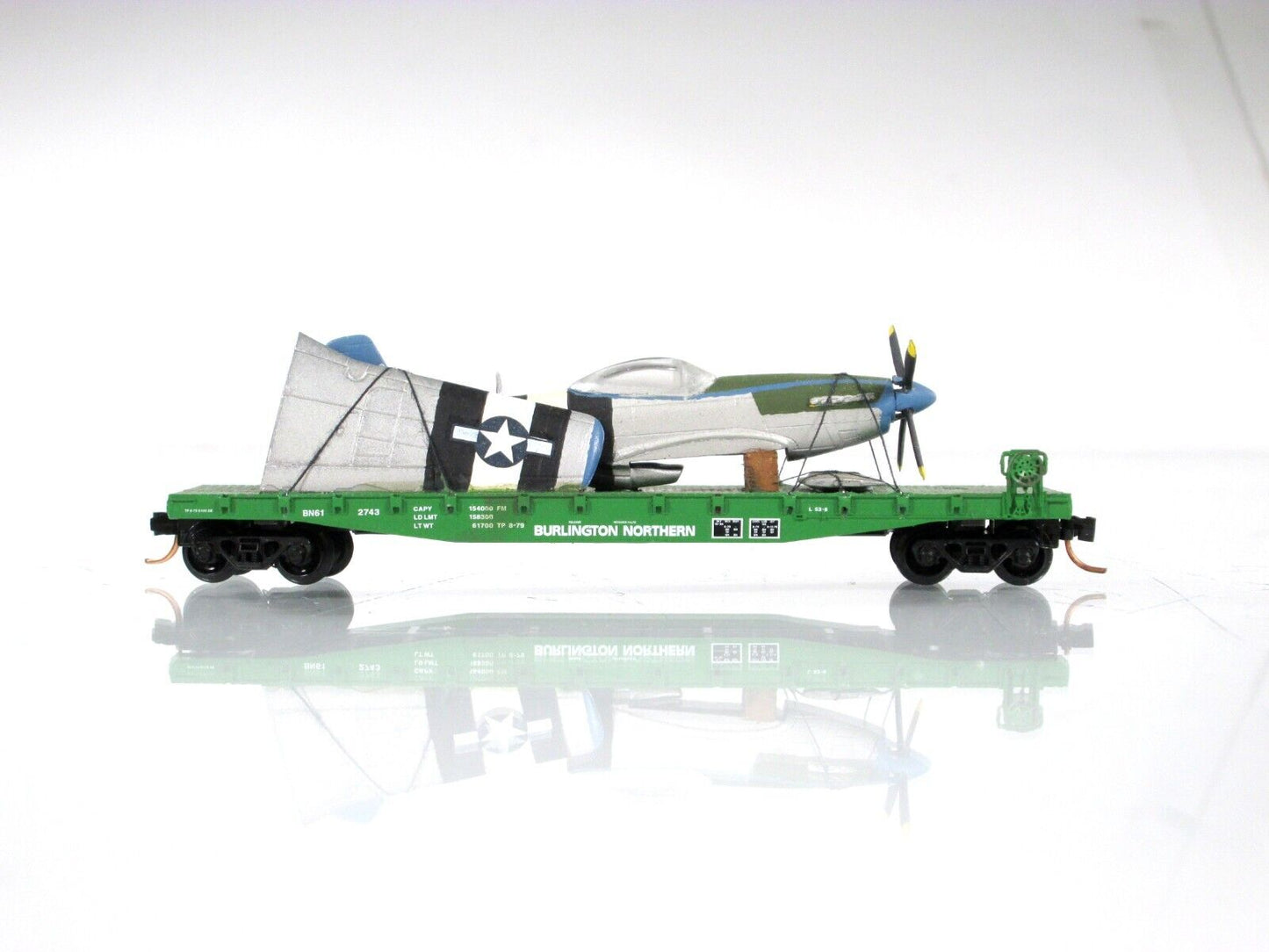N Scale United States WWII Fighter Plane on Flat Car - Micro Trains, Knuckle Cpl
