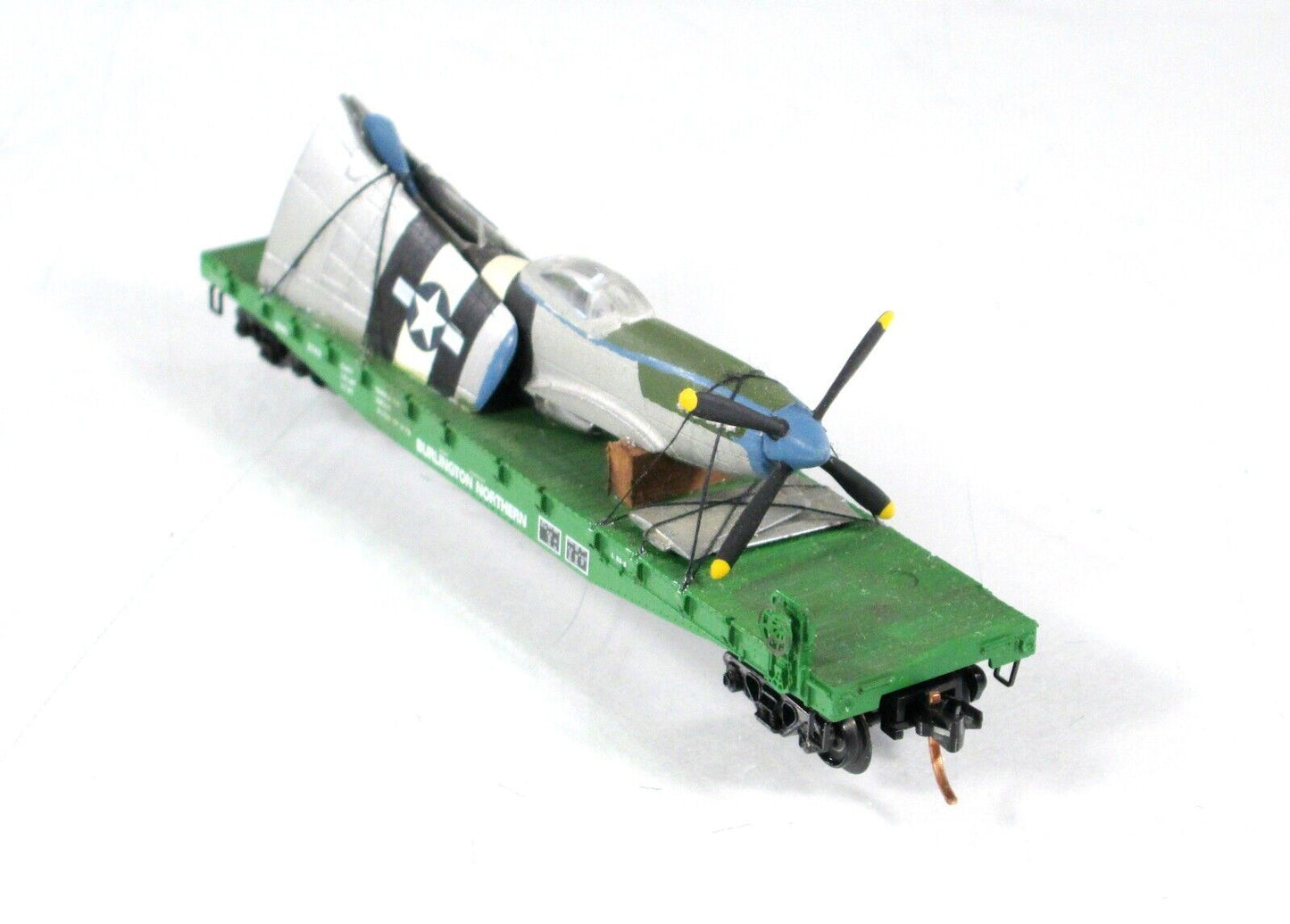 N Scale United States WWII Fighter Plane on Flat Car - Micro Trains, Knuckle Cpl