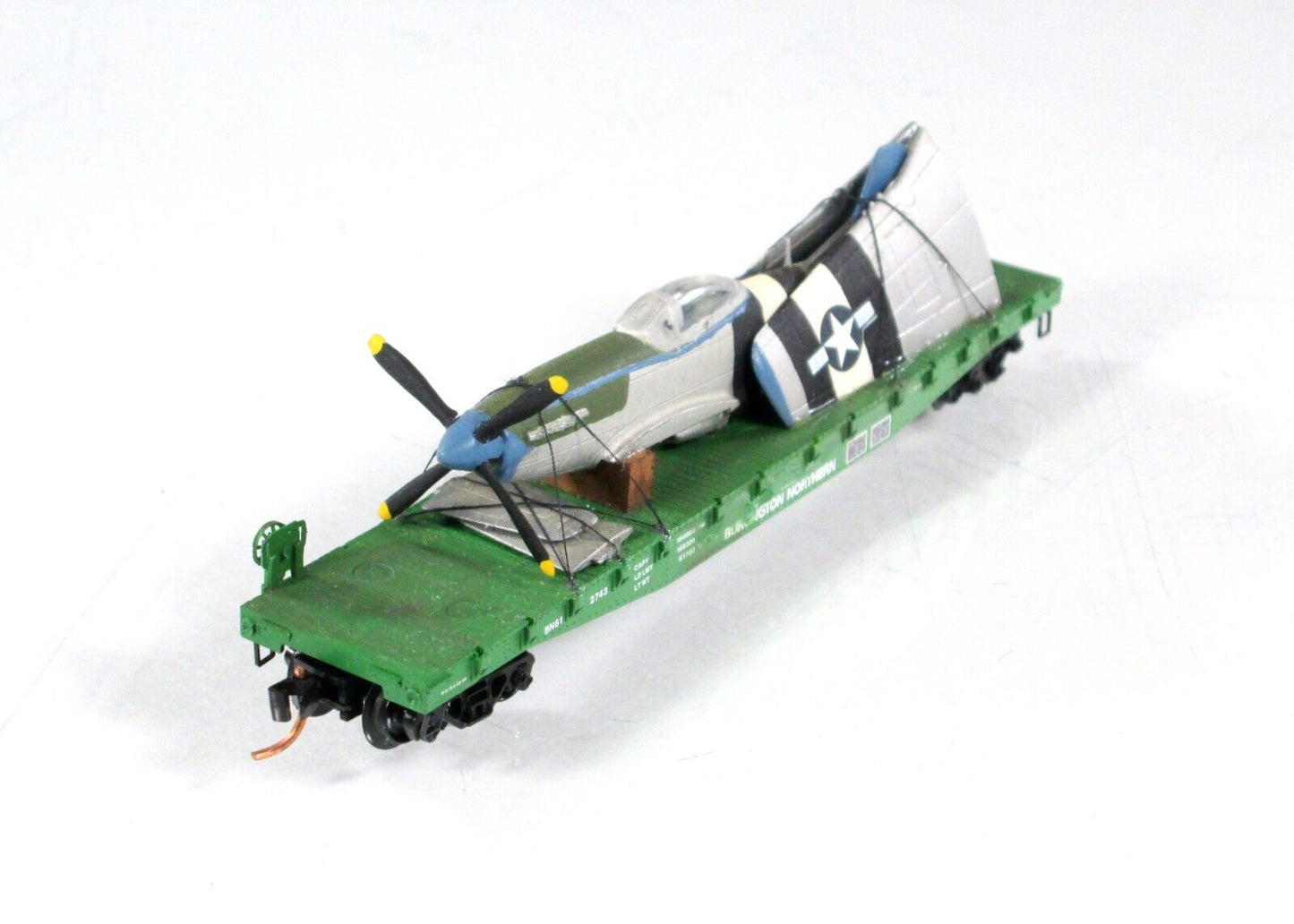 N Scale United States WWII Fighter Plane on Flat Car - Micro Trains, Knuckle Cpl